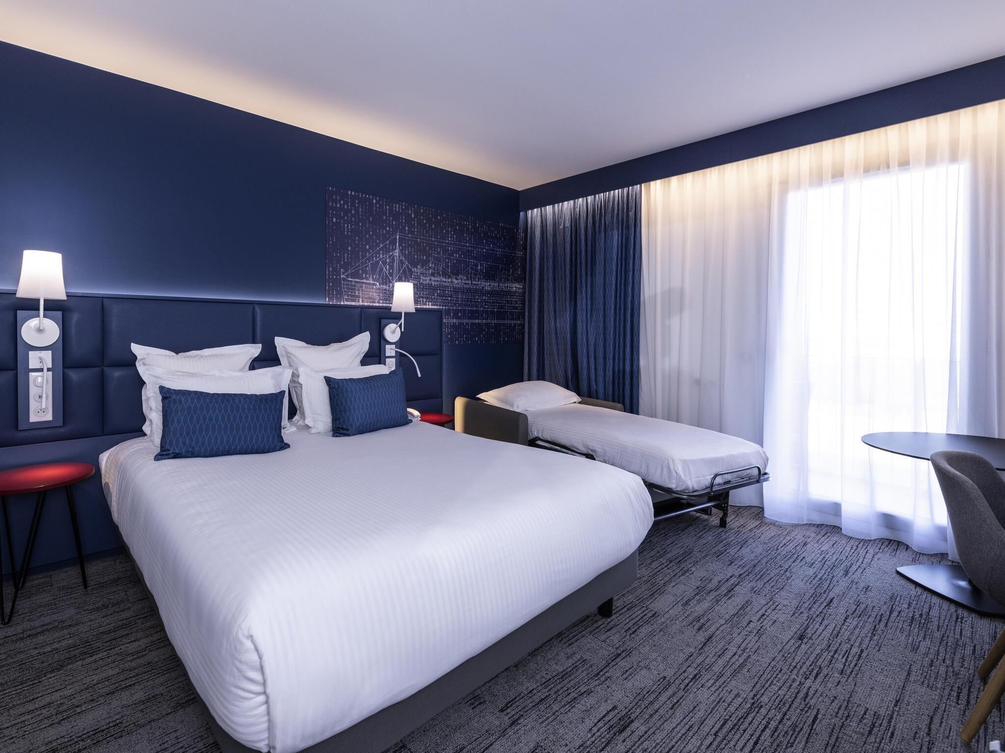 Chambre Standard, plusieurs lits, terrasse | Literie de qualité supérieure, minibar, coffres-forts dans les chambres