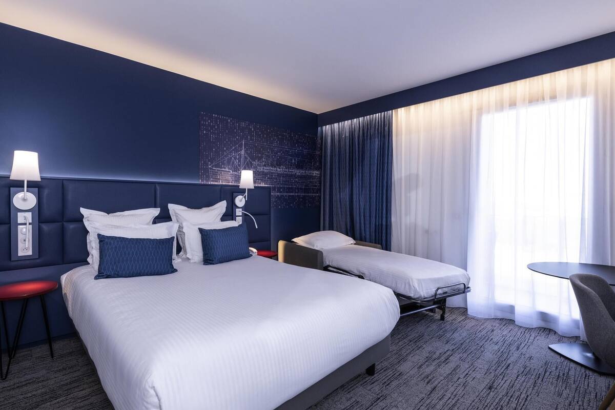 Chambre Standard, plusieurs lits, terrasse | Literie de qualité supérieure, minibar, coffres-forts dans les chambres