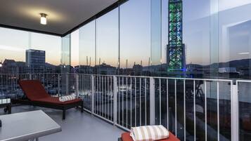 Peralatan tempat tidur premium, bar mini, peti besi dalam bilik, meja