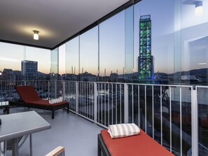 Roupas de cama premium, frigobar, cofres nos quartos, escrivaninha