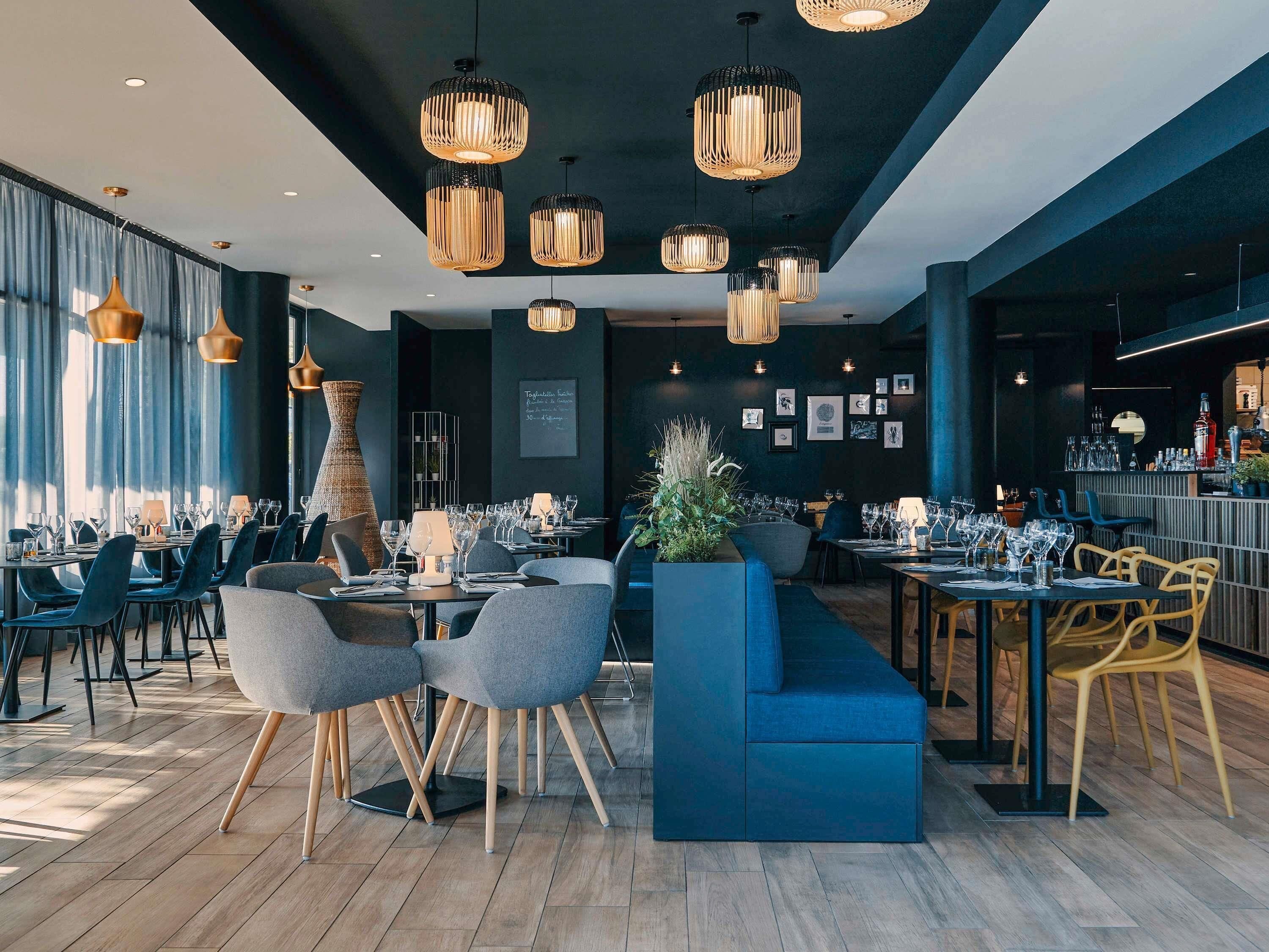 朝食、ランチ、ディナーに営業