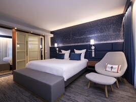 Roupas de cama premium, frigobar, cofres nos quartos, escrivaninha