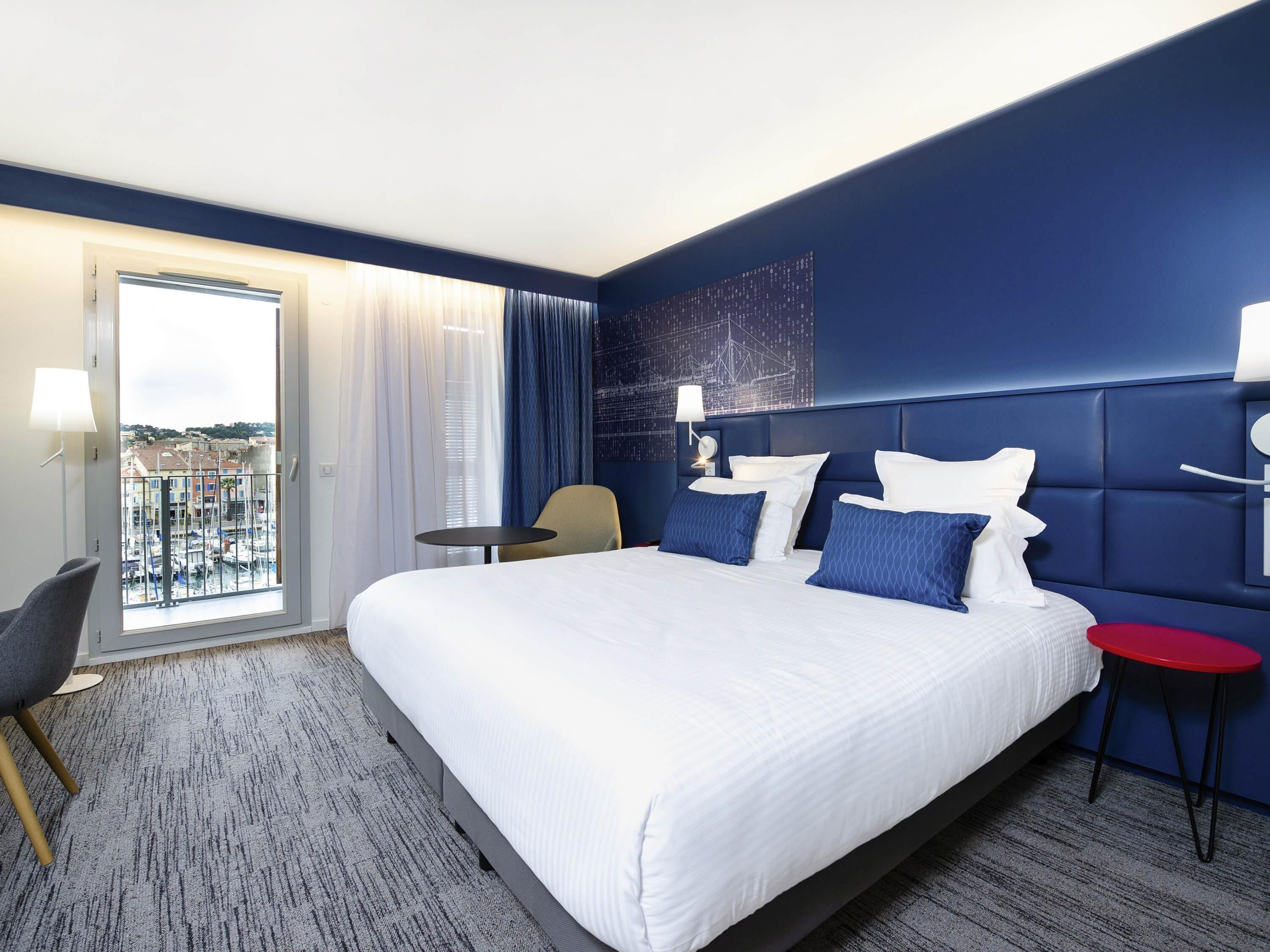 Seprai premium, minibar, brankas, dan meja kerja