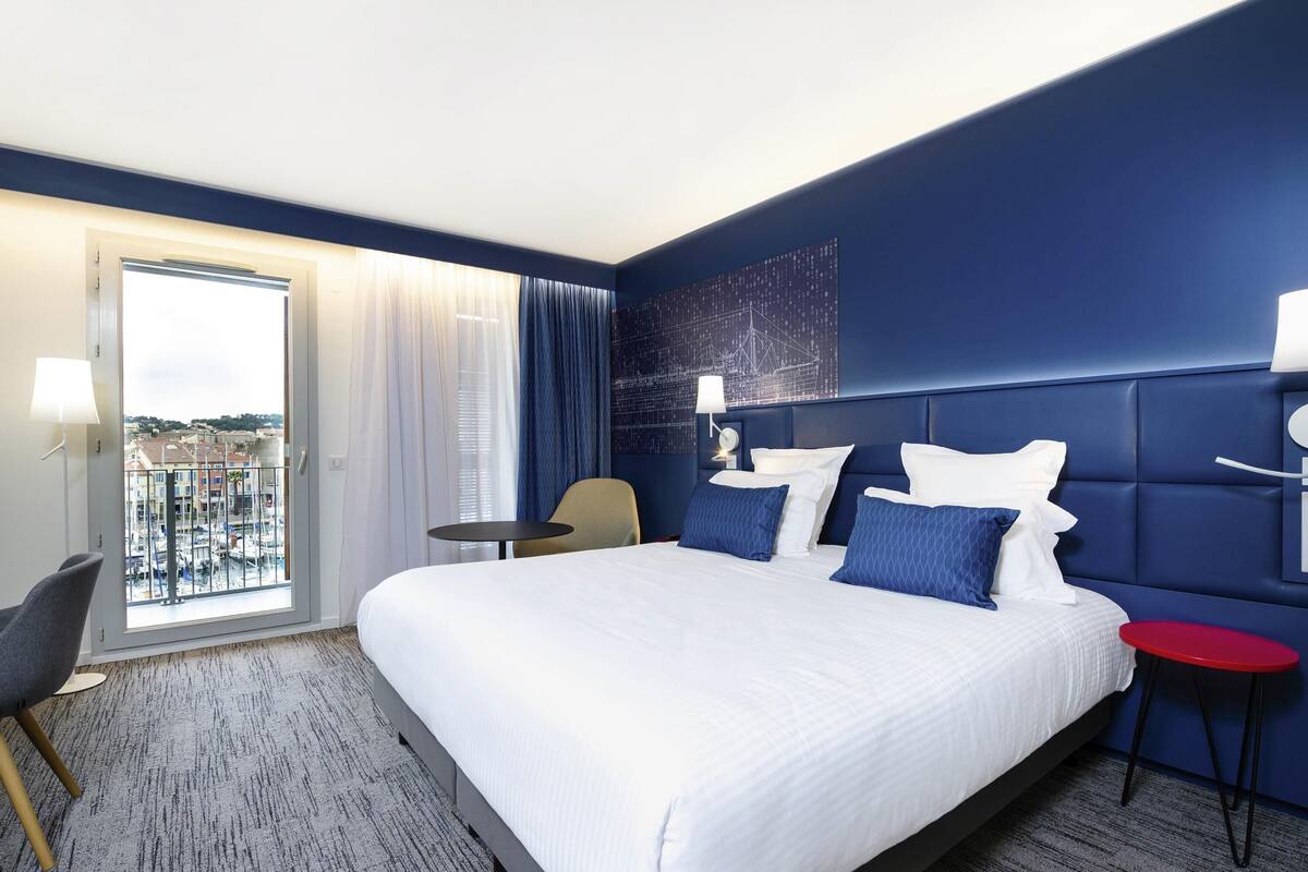 Premium bedding, minibar, in-room safe, desk