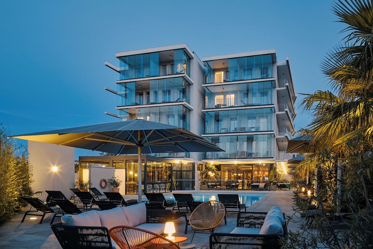 seasonal outdoor pool, open 6:30 am to 9:00 pm, pool loungers