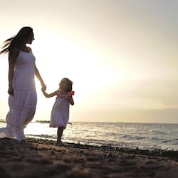 Bãi biển riêng, ghế dài tắm nắng, dù trên bãi biển, khăn tắm biển