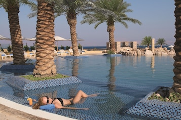 Piscine intérieure, 3 piscines extérieures, parasols, chaises longues