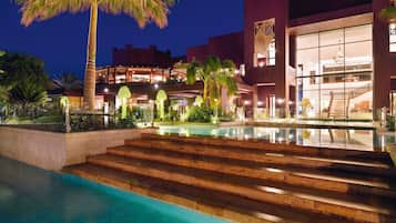 8 restaurants, breakfast, lunch, dinner served; international cuisine