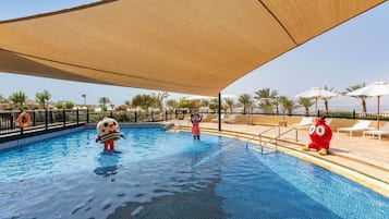 Piscine couverte, 3 piscines extérieures, parasols de plage