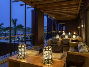 8 restaurants; breakfast, lunch and dinner served
