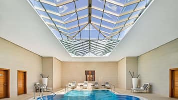 Piscine couverte, 3 piscines extérieures, parasols de plage