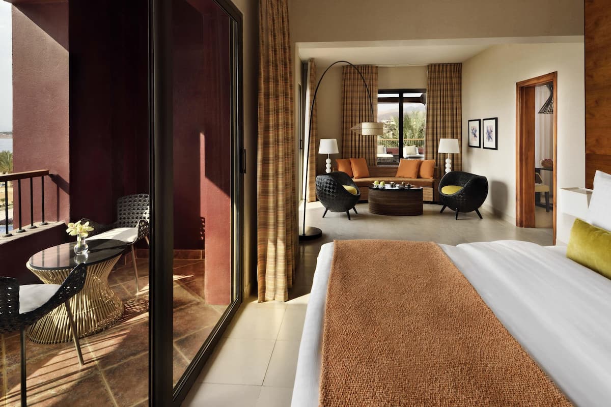 1 bedroom, down duvets, pillow-top beds, free minibar items