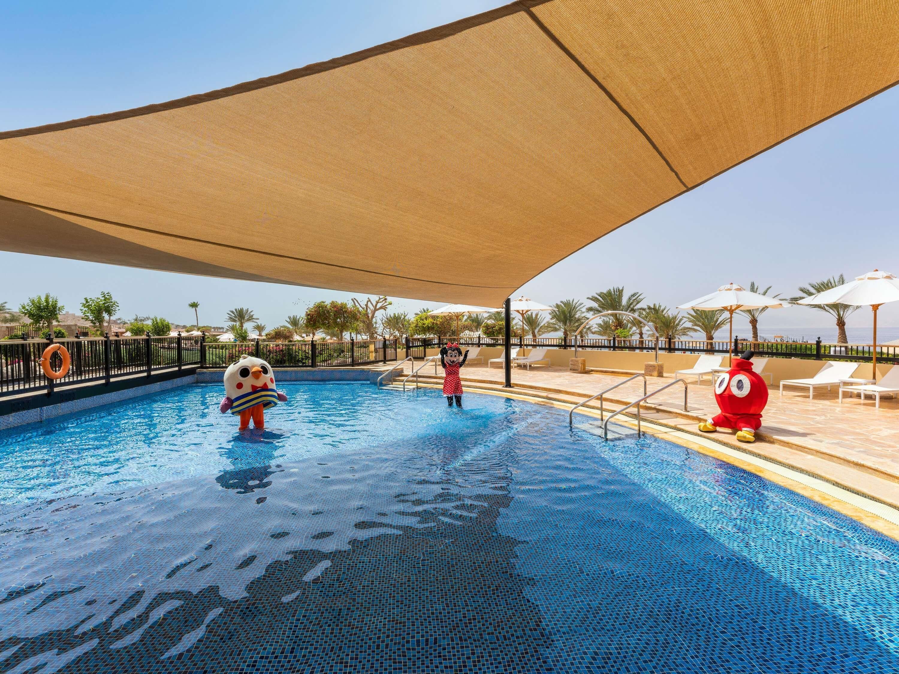 Indendørs pool, 3 udendørs pools, parasoller, liggestole