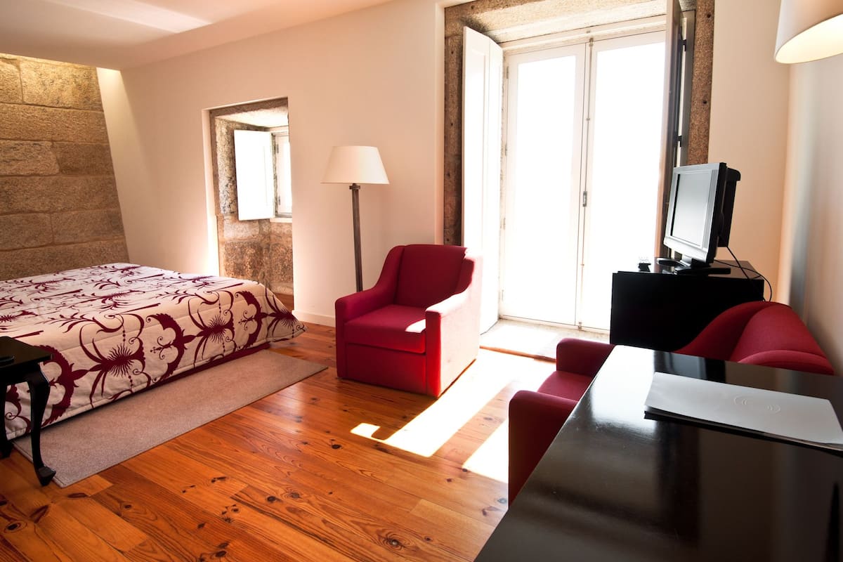 Minibar, desk, soundproofing, free WiFi