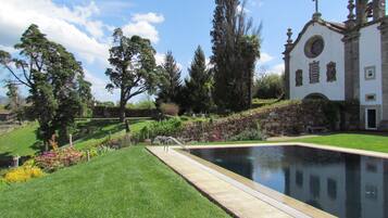 Piscine extérieure (ouverte en saison), chaises longues