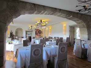 تقديم الغداء والعشاء، الأطباق الإقليمية