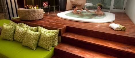 Piscine extérieure en saison, chaises longues