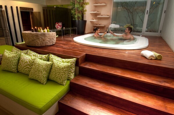 حمّام سباحة خارجي موسمي، مقاعد للتشمس