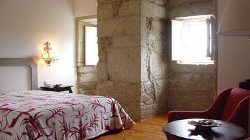 Minibar, escritorio, sistema de insonorización y wifi gratis