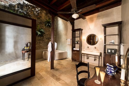 Habitación doble clásica | Baño | Regadera, regadera tipo lluvia, amenidades de baño gratuitas