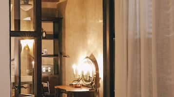 Habitación doble clásica | Baño | Regadera, regadera tipo lluvia, amenidades de baño gratuitas