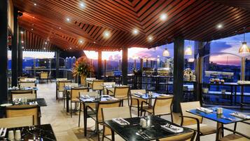 2 restaurantes; se sirve desayuno, almuerzo y cena