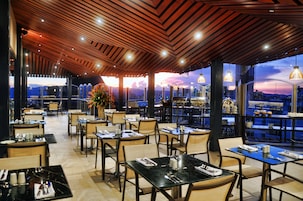 2 restaurants; breakfast, lunch, and dinner served