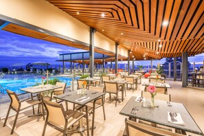 2 Restaurants, Frühstück, Mittagessen, lokale und internationale Küche