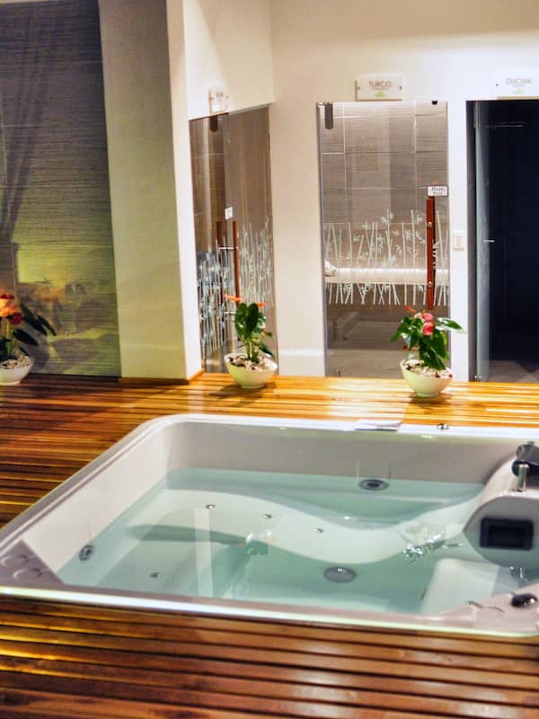 Couples treatment rooms, sauna, hot tub, steam room, body treatments