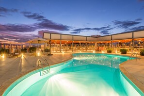 Piscine extérieure, parasols de plage, chaises longues