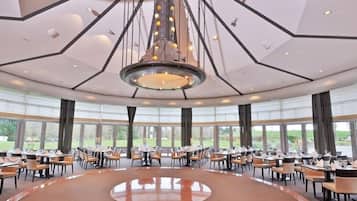 2 restaurantes, se sirven comidas, cenas y cocina alemana