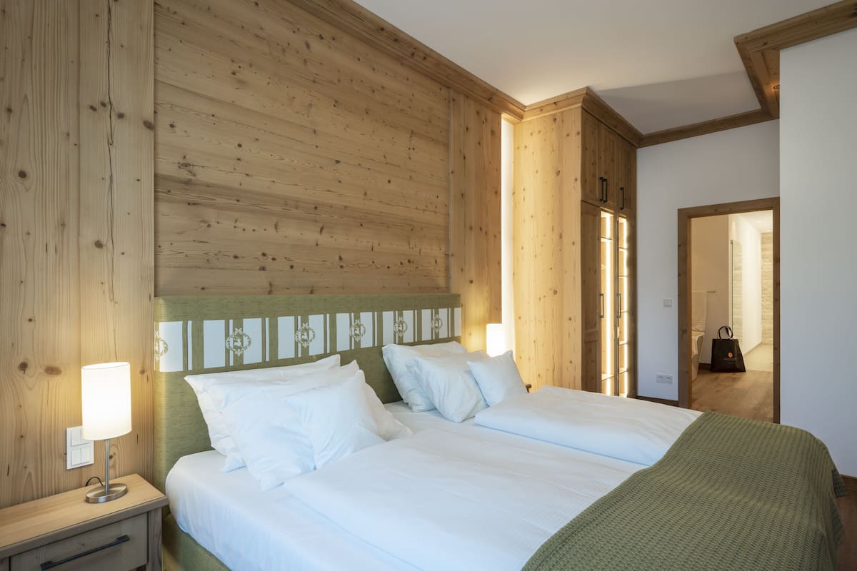 Deluxe suite (DZ Prestige) | Hypoallergeen beddengoed, een minibar, een kluis op de kamer, een bureau