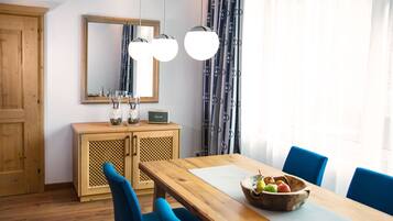 Hypo-allergenic bedding, minibar, in-room safe, desk