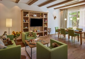 Deluxe Suite (DZ Prestige) | Living area | 50-cm flat-screen TV with satellite channels, TV - Romantik Hotel Klostergut Jakobsberg (Boppard)
