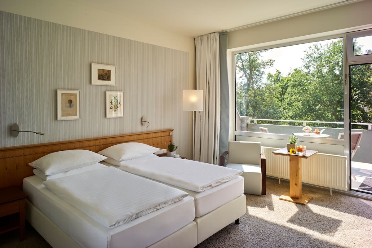 Kamer (DZ Supreme) | Hypoallergeen beddengoed, een minibar, een kluis op de kamer, een bureau