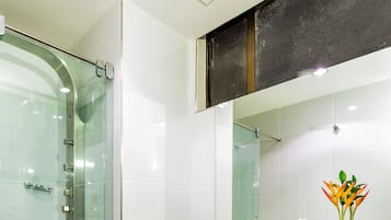 Suite Junior, 1 grand lit et 1 canapé-lit | Salle de bain | Douche, douche à « effet pluie », articles de toilette écologiques