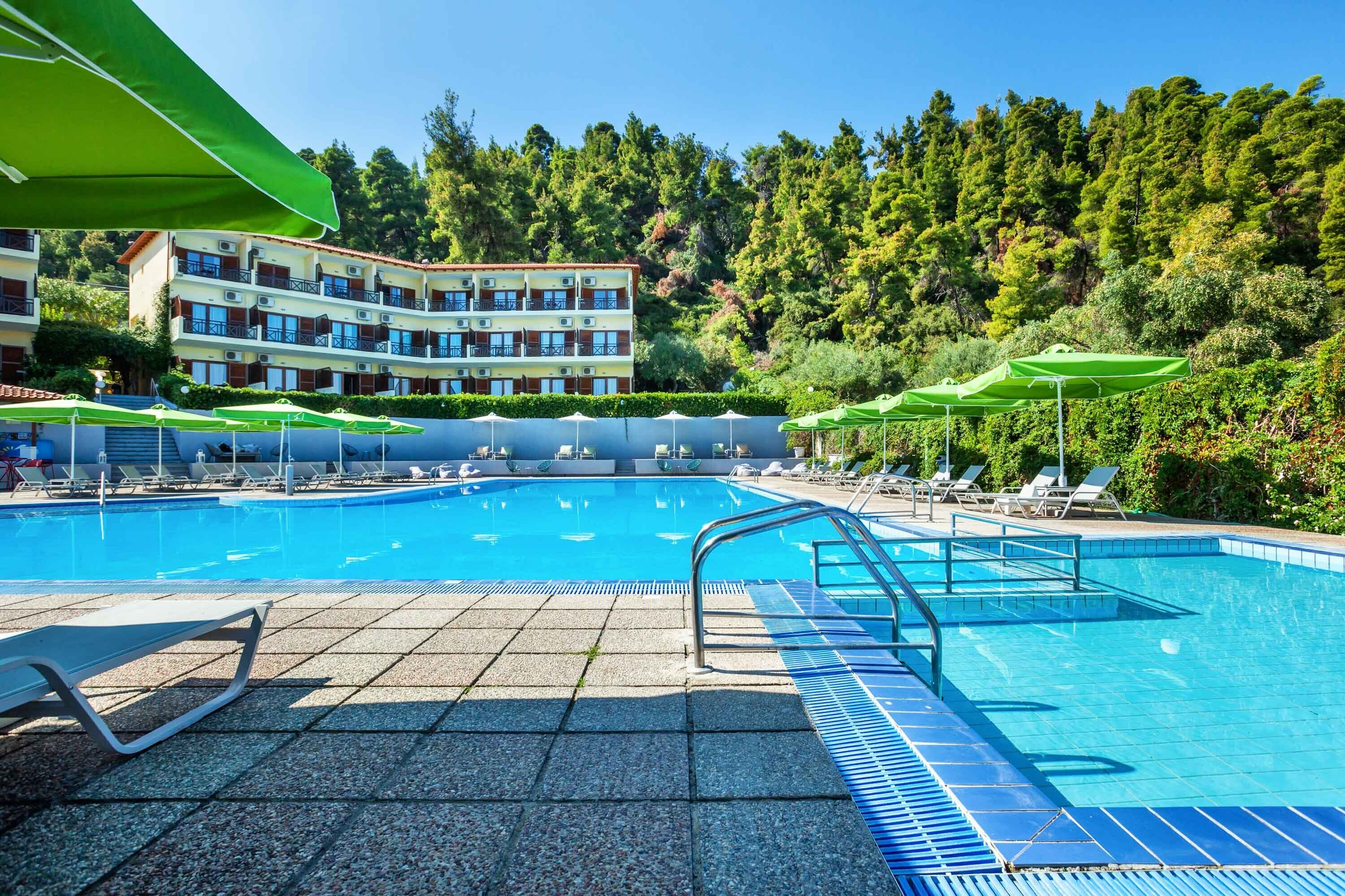 Una piscina al aire libre (de 10:00 a 19:00), sombrillas, tumbonas