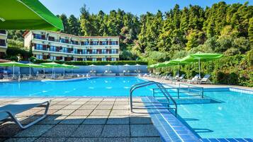 Una piscina al aire libre (de 10:00 a 19:00), sombrillas, tumbonas