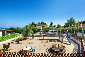 Zona de jocs infantil: a l'aire lliure