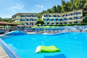 Außenpool, geöffnet von 10:00 Uhr bis 19:00 Uhr, Sonnenschirme