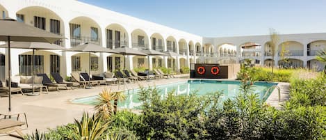 Seasonal outdoor pool