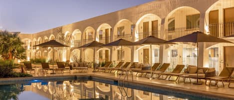 Piscine extérieure, parasols de plage, chaises longues