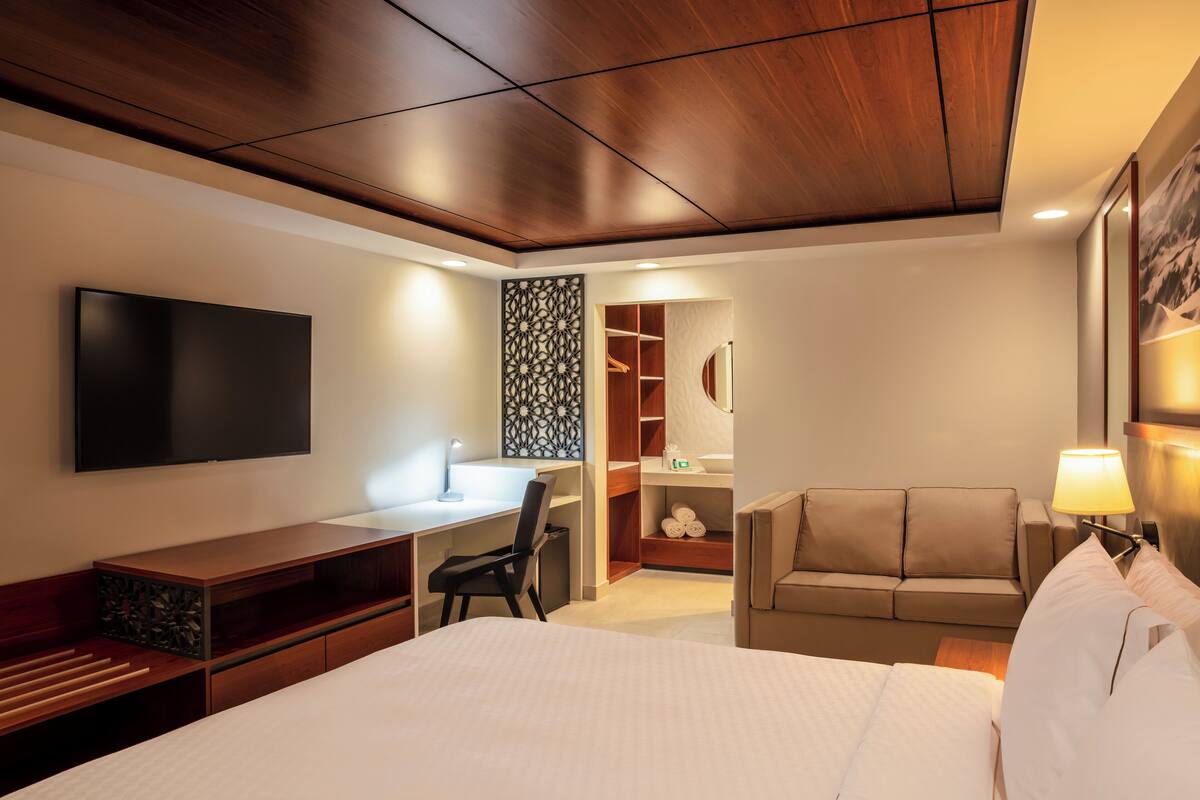 Deluxe Room, 1 King Bed | Front of property