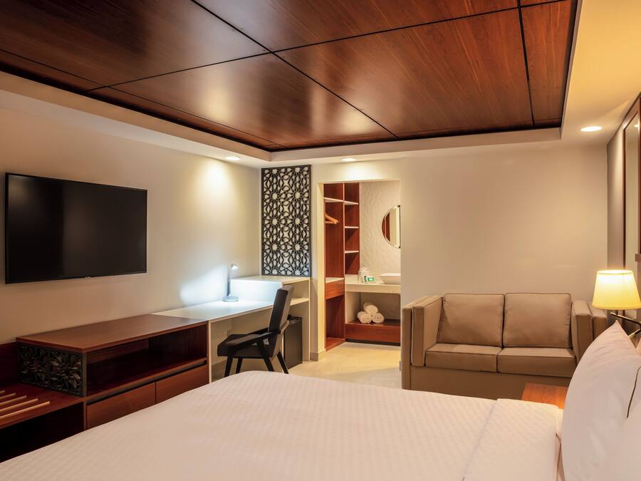 Deluxe Room, 1 King Bed | Front of property