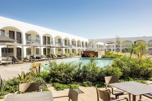 Piscine extérieure en saison