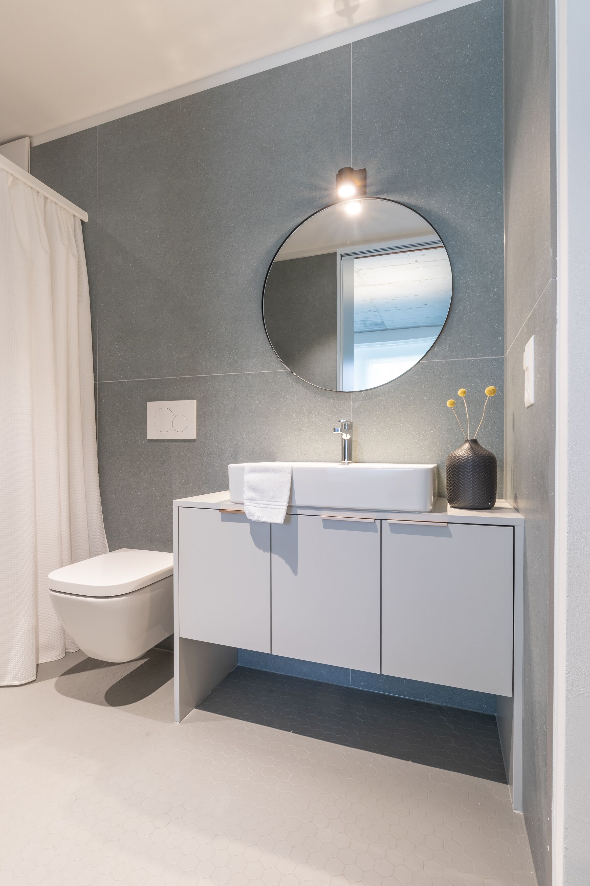 family room xxl with kitchen | bathroom | shower, hair dryer, towels, soap