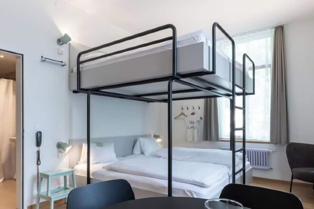 Hypo-allergenic bedding, in-room safe, soundproofing, free WiFi