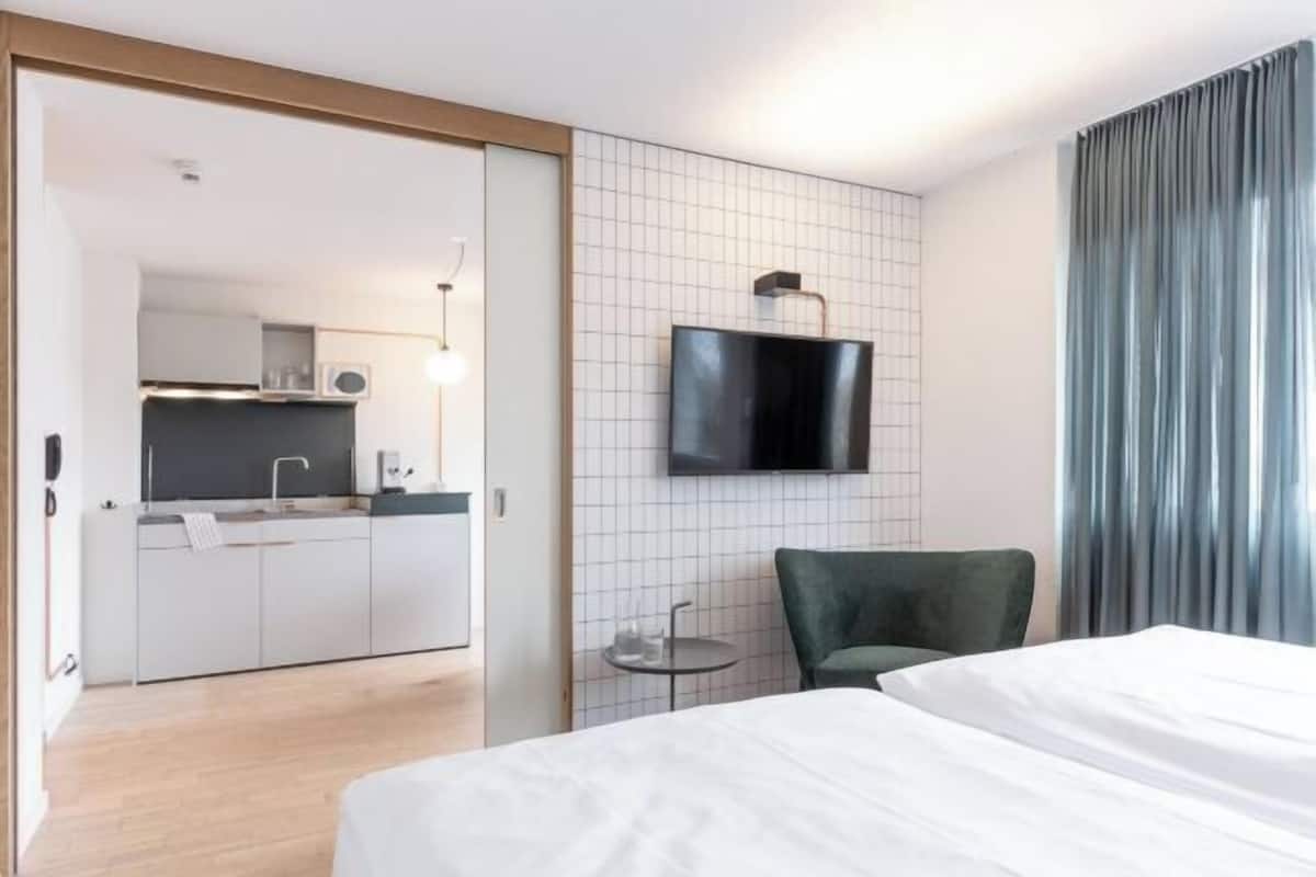 Hypo-allergenic bedding, in-room safe, soundproofing, free WiFi