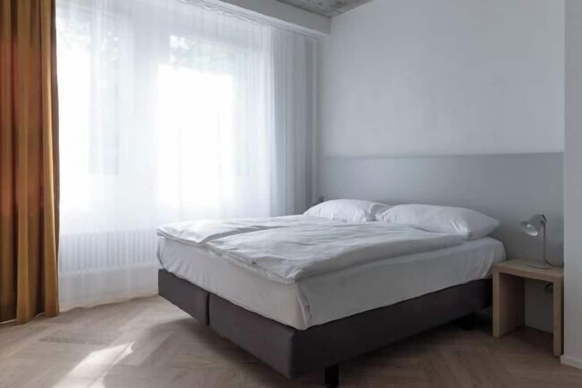 Hypo-allergenic bedding, in-room safe, soundproofing, free WiFi