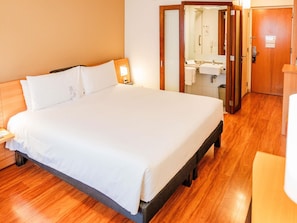 Habitación estándar, 1 cama matrimonial | Minibar, caja de seguridad en la habitación y escritorio